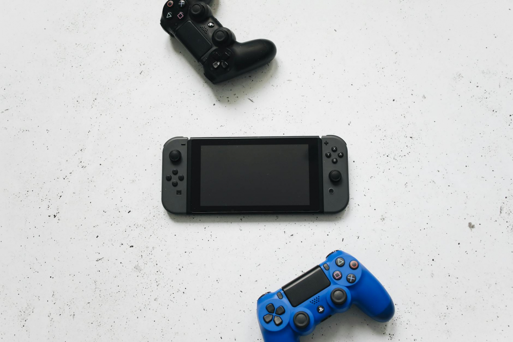 Joystick i Anbernic RG35XX H – jak wybrać idealny sprzęt do retro gamingu?